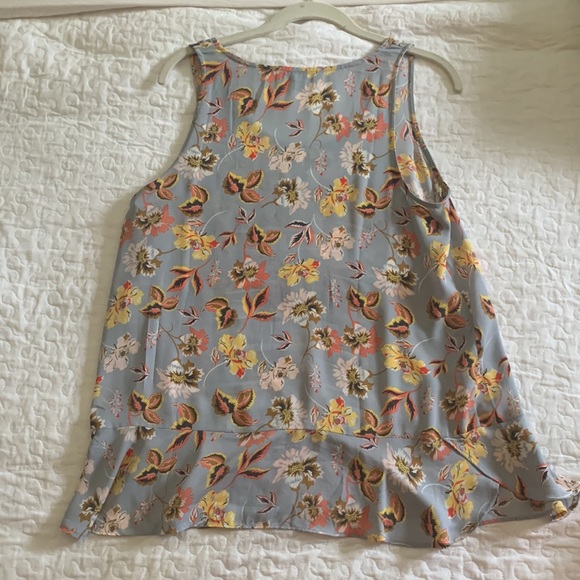 Gently used Loft flowy top. Size M - Picture 3 of 4